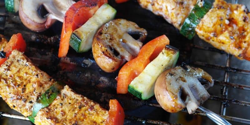 gesundes, leckeres kalorienarmes grillen als Grillspieße mit magerem Fleisch und Gemüse